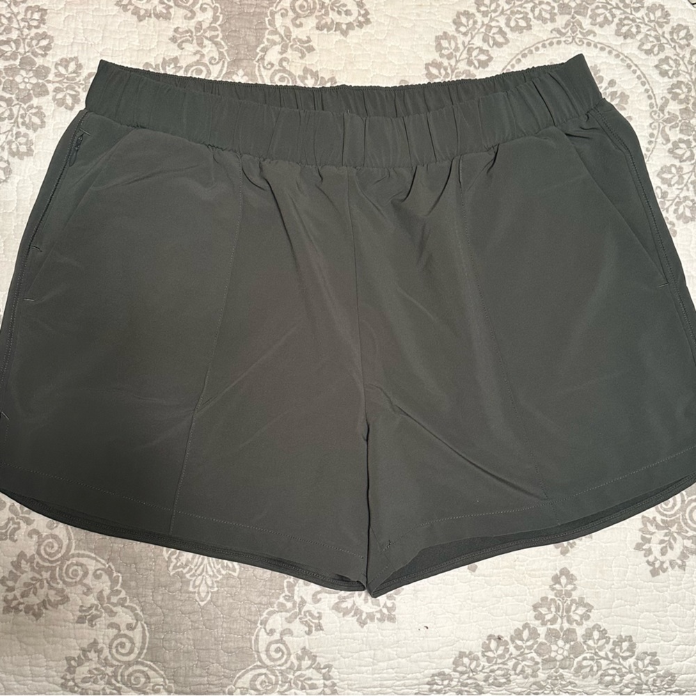 ZELLA dark green casual shorts size large with pockets